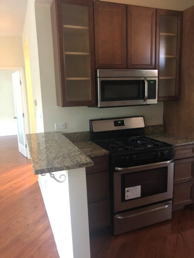 Building Photo - 1533 W Hollywood Ave