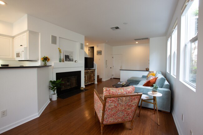 Building Photo - 593 Sweet Pea Pl