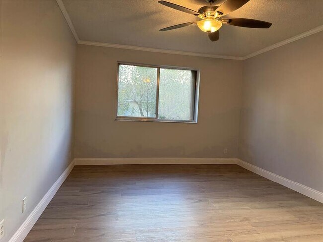 Building Photo - 606 Gardens Dr