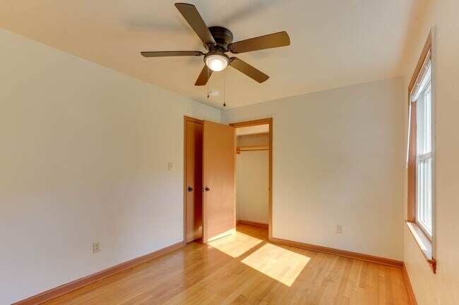 Building Photo - Welcome to Yorktown with a charming rural feel!