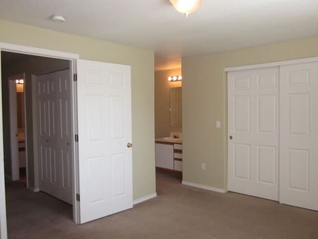 Building Photo - 1973 SW Canyon Dr