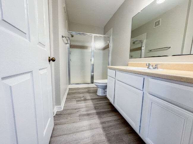 Building Photo - "Spacious & Stylish 3-Bed, 2-Bath Condo Retreat  close to downtown Sarasota. Gated, Luxury Commun...