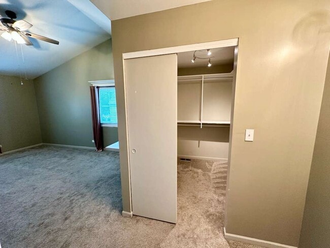 Building Photo - 122 Creston Cir