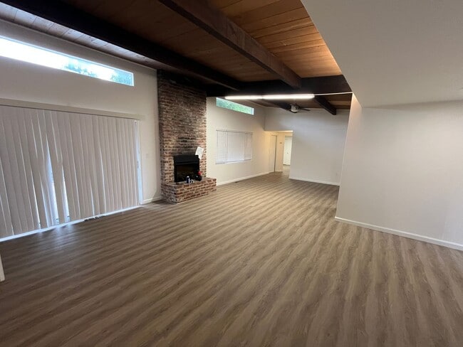 Building Photo - 4 Bedroom 2 Bath Home in Old Davis Near Campus