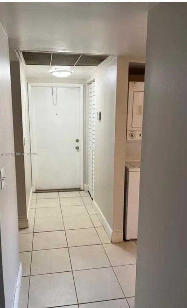 Building Photo - 851 NE 207th Terrace