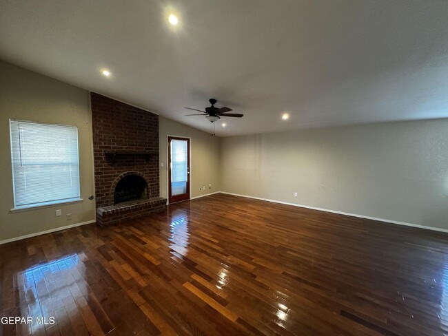 Building Photo - 8700 Lakehurst Rd