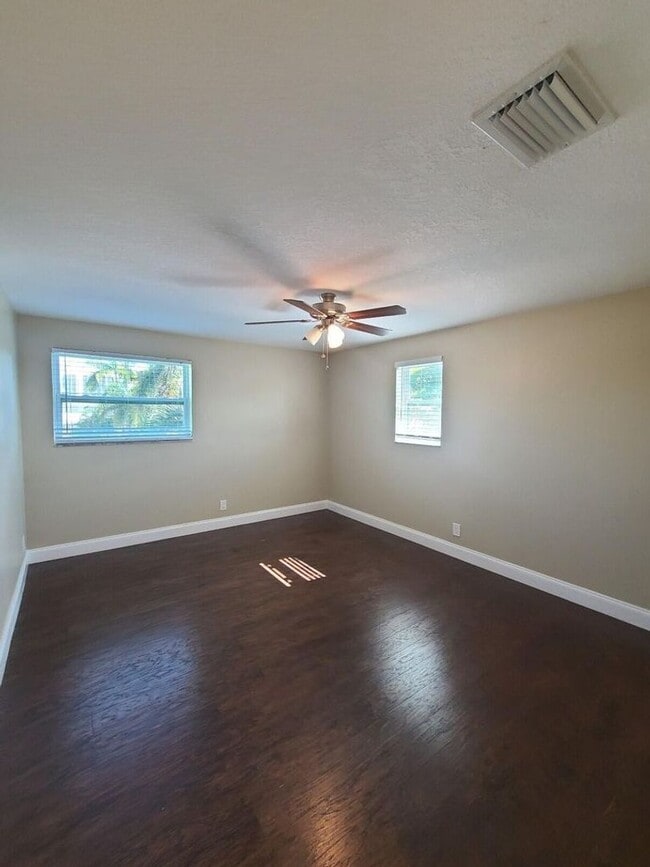 Building Photo - 3201 Bayview Dr