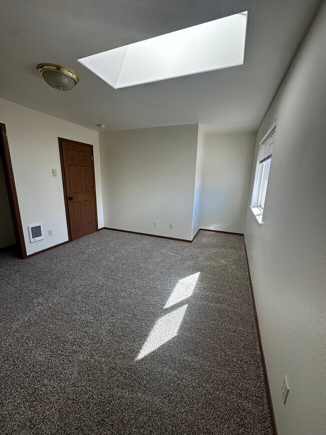 Building Photo - 3 Bedroom, 1 and half Bathroom Duplex!