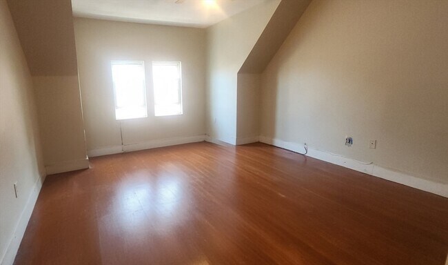 Building Photo - 42 Esmond St