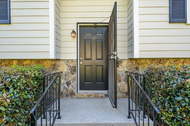 Building Photo - Stunningly renovated 4 bedroom 3 bathroom ...