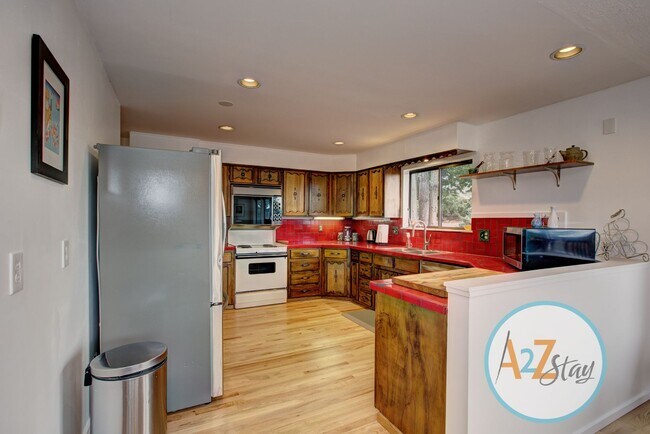 Building Photo - Executive Rental in North End Foothills