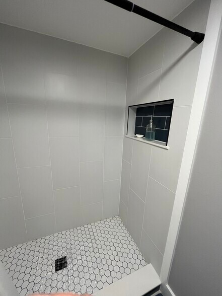 Guest shower - 2700 N Highway A1A