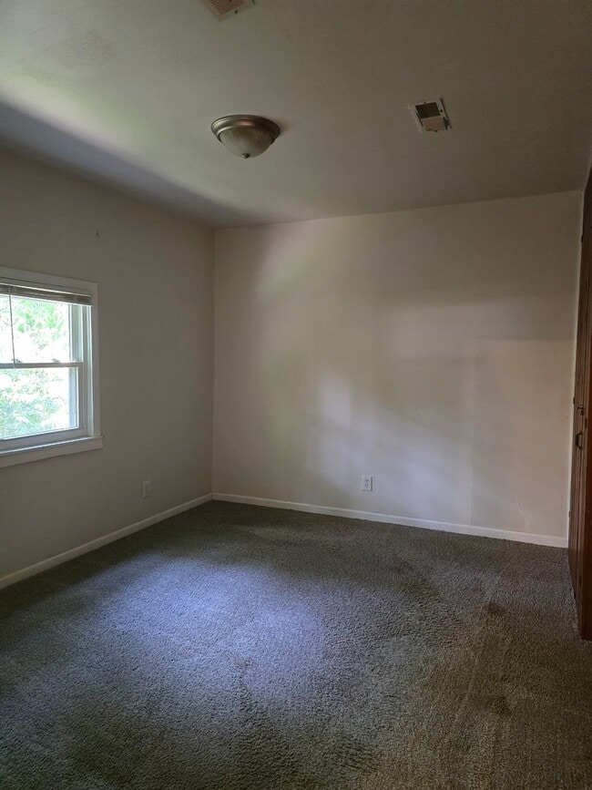 Building Photo - 3 bed/2 bath single- family home