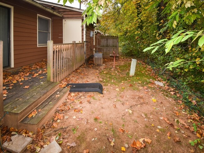 Building Photo - 3 bedrooms, 2 bath one level town-home wit...