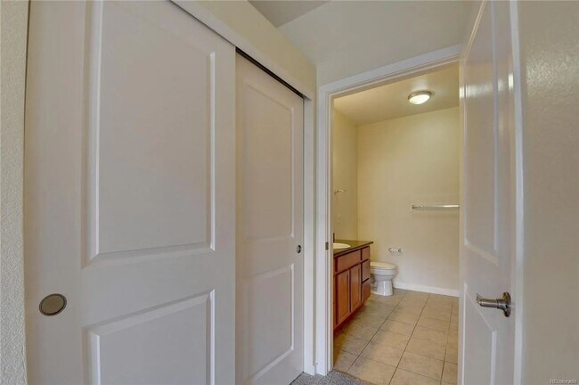 Building Photo - Park Hill 2 Bedroom 2 Bath Condo