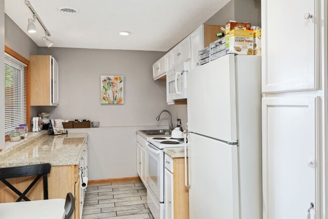 Building Photo - Spacious Home, 6bd, 3ba, 2 levels, 2 kitch...