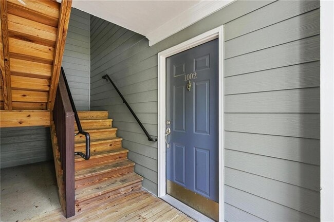 Building Photo - 1002 Madison Ln S E