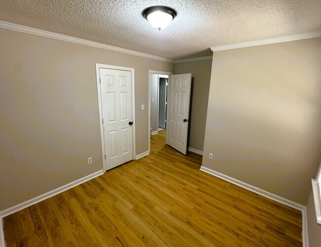 Building Photo - 2250 Lake Hill Ct