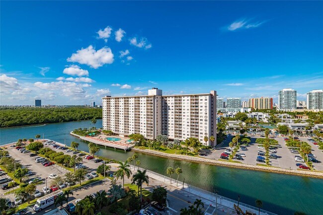 Building Photo - 500 Bayview Dr