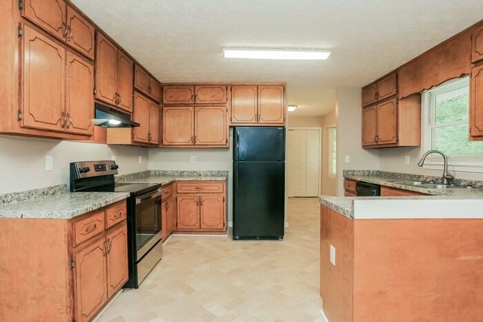 Building Photo - 525 Knollwood Dr
