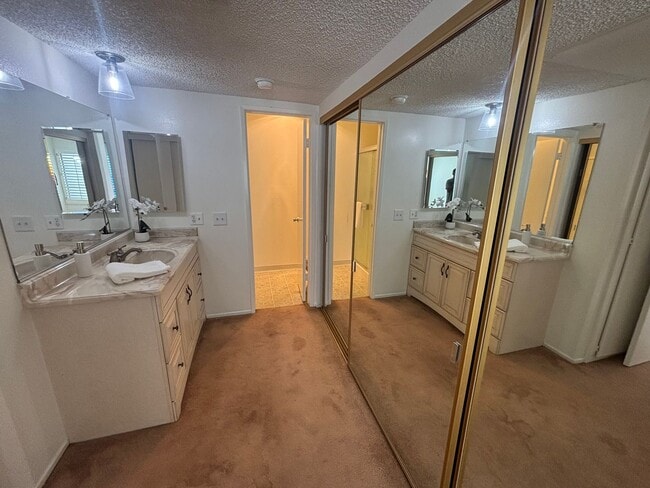 Building Photo - 2 Bedroom Condo for Rent in Newhall!