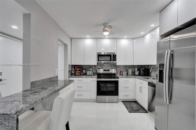 Building Photo - 2301 S Ocean Dr