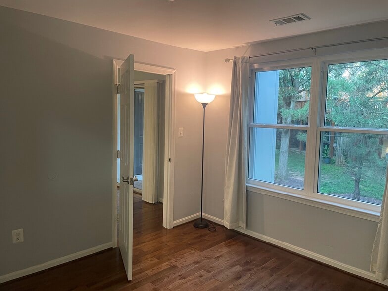 Building Photo - 10024 Vanderbilt Cir