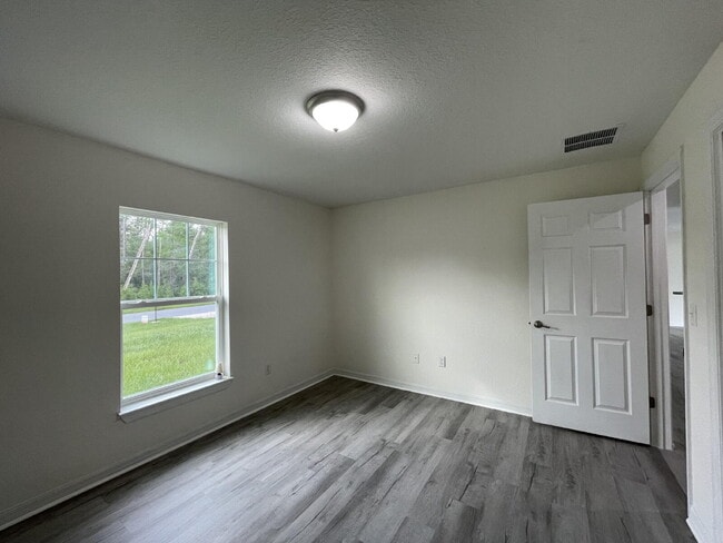 Building Photo - Move-In Ready! Beautiful 3BR/2BA with New Flooring & Fresh Paint