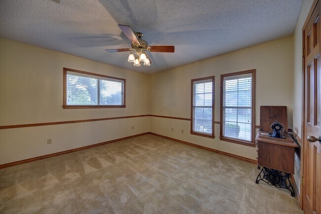 Building Photo - 128 Douglas Dr