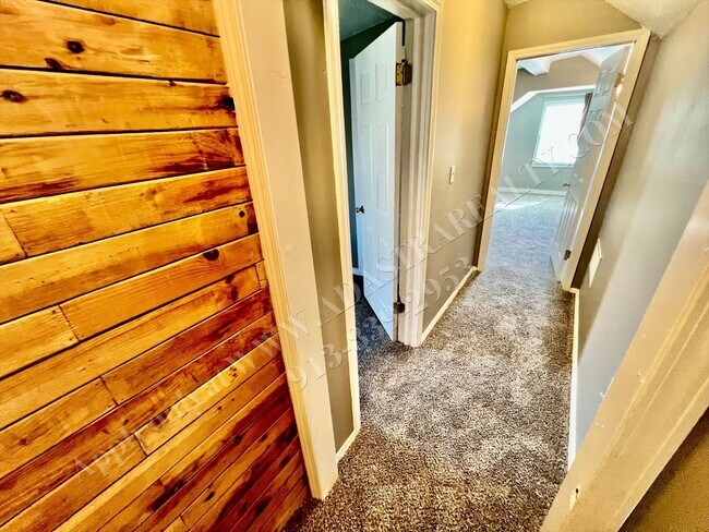Building Photo - ADORABLE and CLEAN home in KCK-Available N...