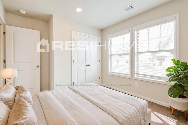 Building Photo - 229 Meadowmark Dr