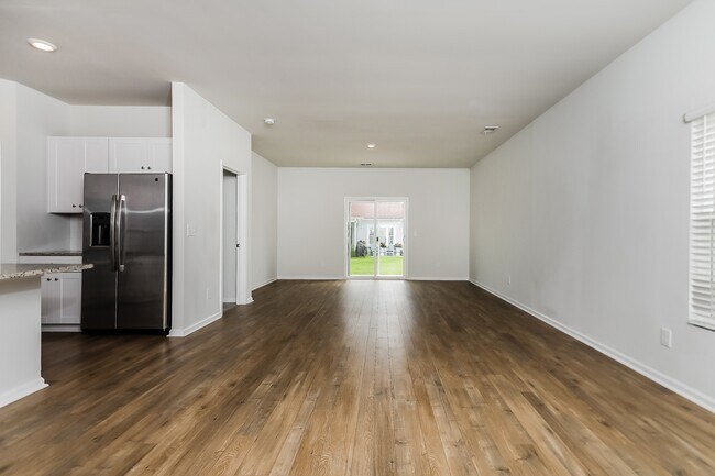 Building Photo - 136 Reindeer Rd S