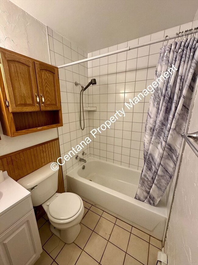 Building Photo - Pet friendly 2 bedroom house with a large lawn!