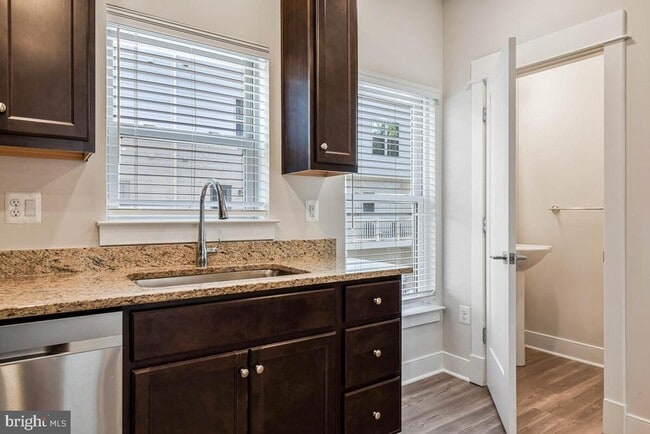 Building Photo - 1003 Sycamore Dr SE