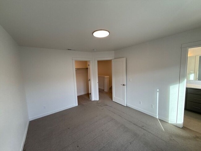 Building Photo - 5913 Blue River Dr SE