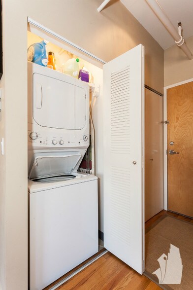 Building Photo - 1735 W Diversey Pkwy