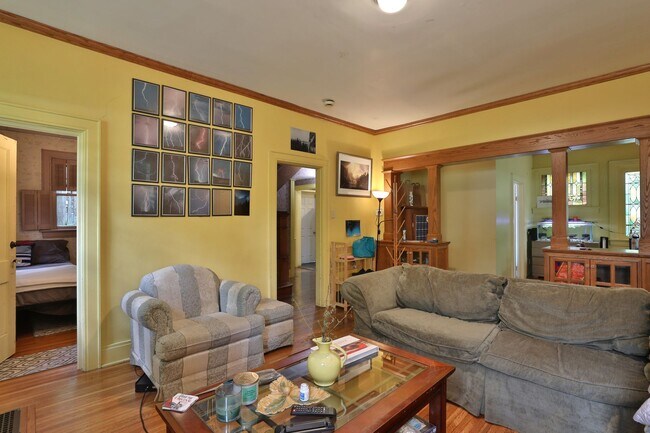 Building Photo - Highly Sought After OSU 6 Bedroom House Iuka Ravine with 2 new bathrooms and free off-street parking