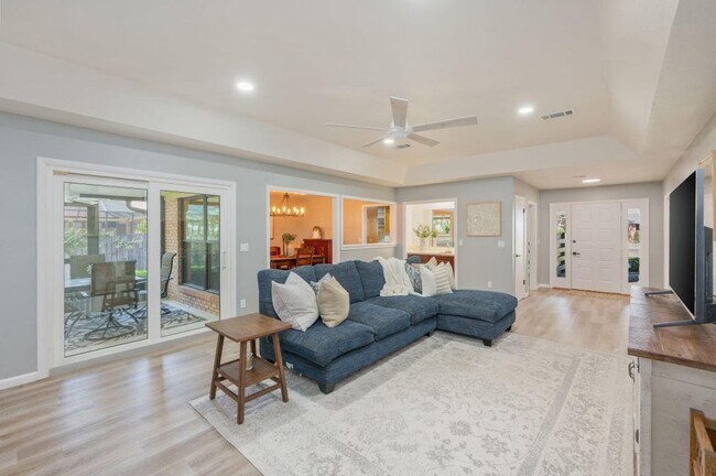 Building Photo - 512 Samana Way