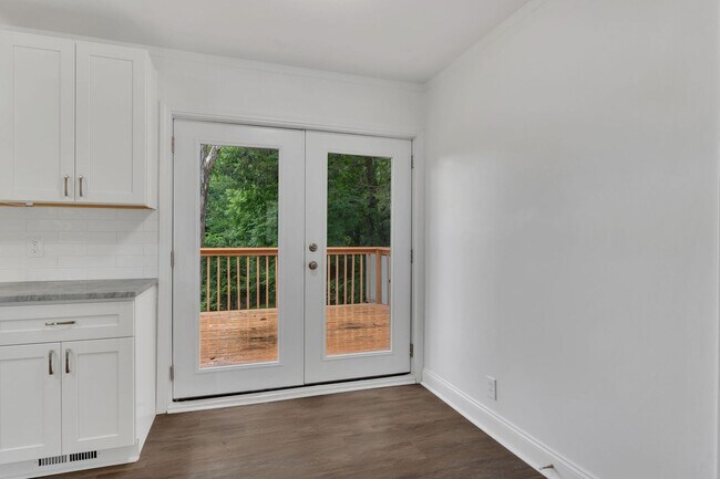 Building Photo - Incredible Fully-Updated 3 Bedroom Home wi...
