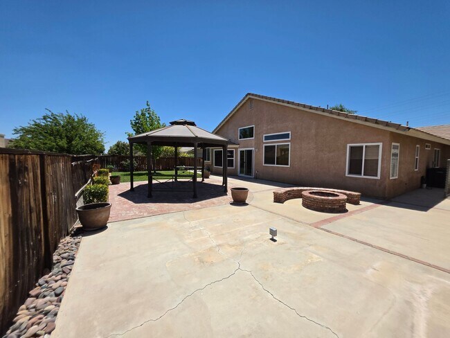 Building Photo - Spacious 4 Bedroom 2 bath Home in Victorville – Landscaping Included!