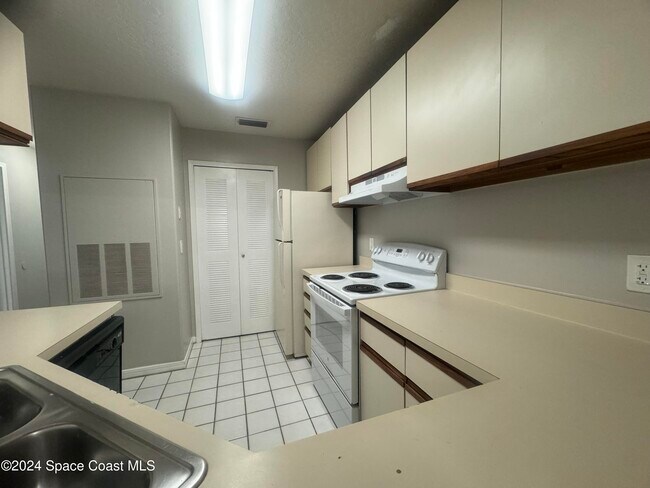 Building Photo - 7667 N Wickham Rd