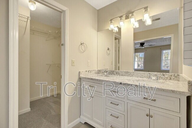 Building Photo - 216 Shadowood Ln