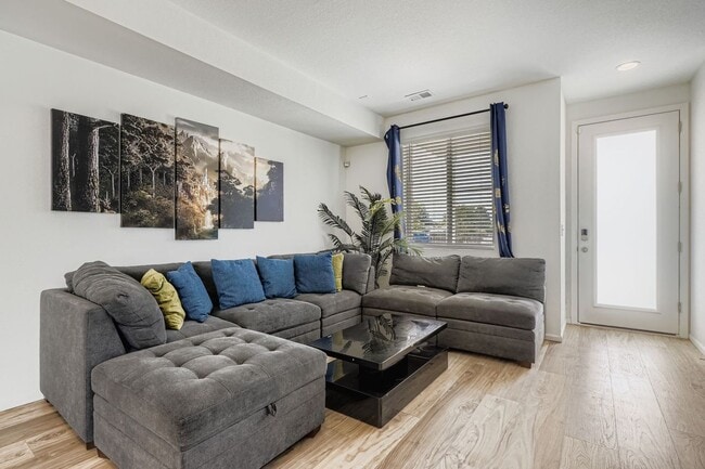 Building Photo - Beautiful Townhome- Great location off Tow...