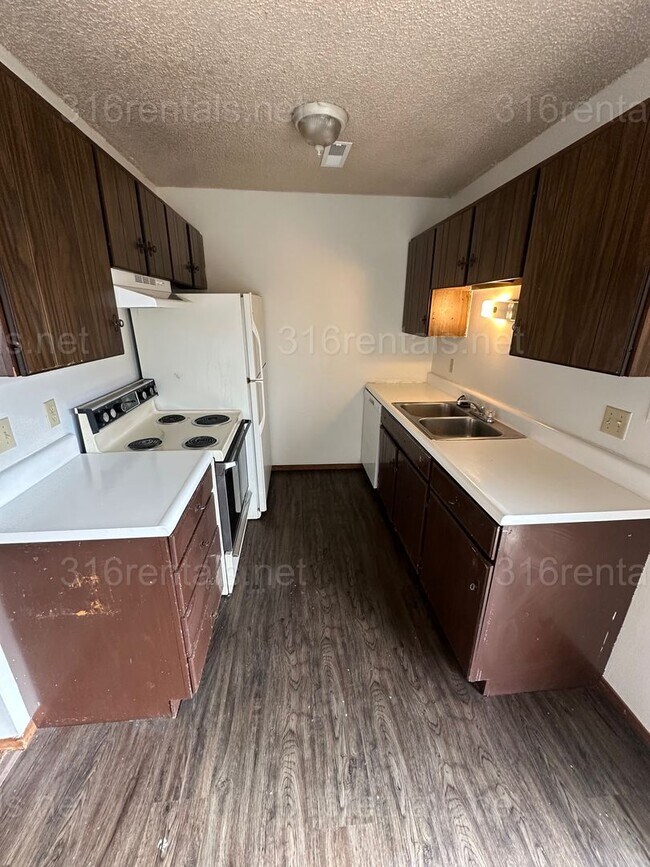 Building Photo - $750 - 2 bed 1 bath - Second floor Apartment