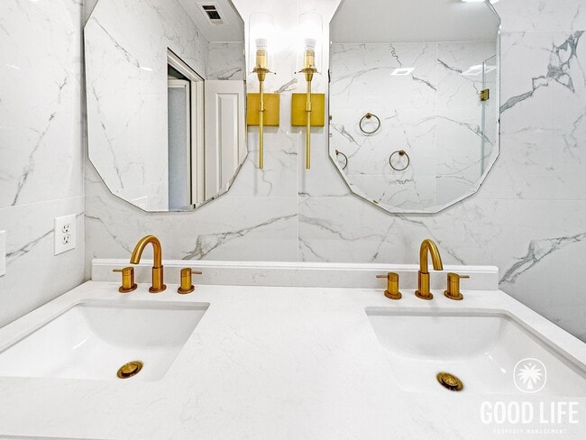 Building Photo - Price Reduced! Stunning Irvine 4BR Home – Private Yard & 2-Car Garage