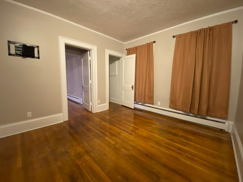 Building Photo - 2042 Genesee St