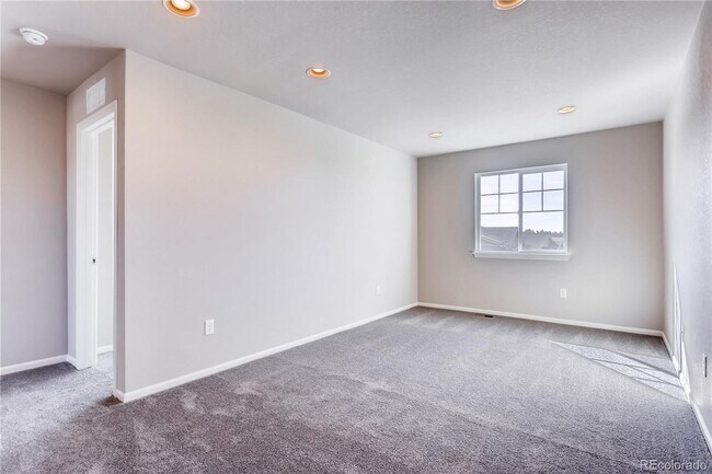 Building Photo - Elegant and spacious home with mountain vi...