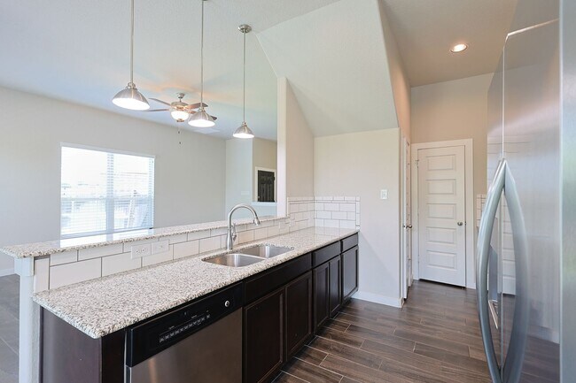 Building Photo - Large Modern Four Bedroom Duplex
