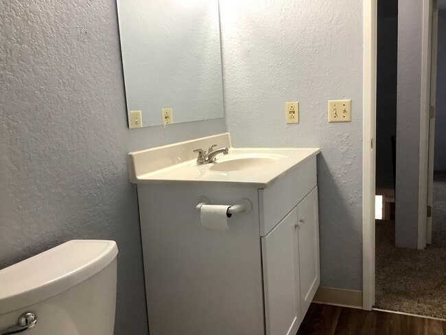 Building Photo - 2-Bedroom 1 1/2 bathroom townhouse in Springfield