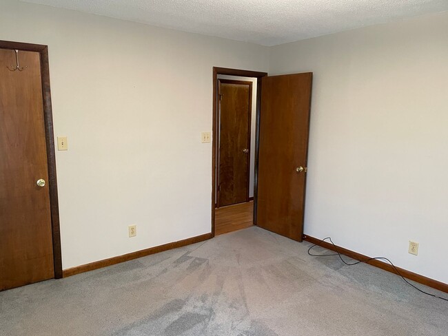 Building Photo - 3 Bedroom / 2 Bath Ranch